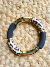 Load image into Gallery viewer, Bracelet léopard jonc perles tubes résine acrylique incurvé bijou élastique fait main, tendance, tons naturels, imprimé animalier
