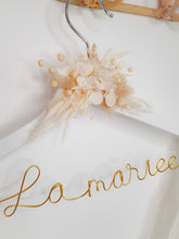 Charger l&#39;image dans la galerie, Cintre robe de mariée fleurs séchées personnalisable
