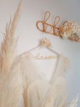 Charger l&#39;image dans la galerie, Cintre robe de mariée fleurs séchées personnalisable
