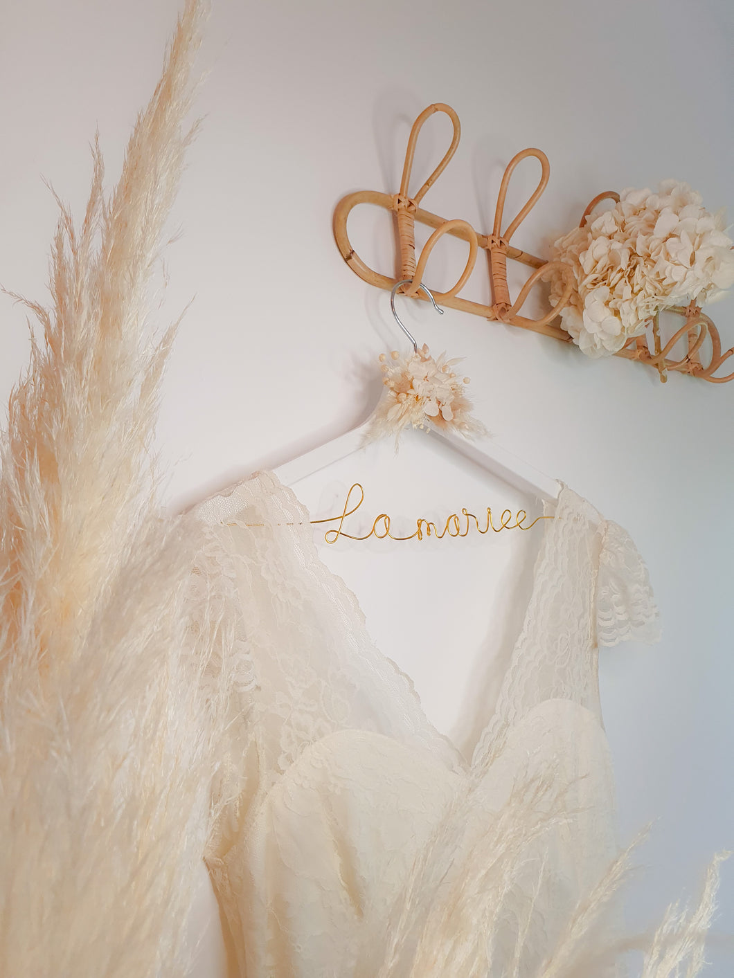Customizable dried flower wedding dress hanger