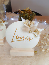 Cargar imagen en el visor de la galería, Decoración de bolas navideñas de madera para colocar, personalizable con nombre y flores secas para decorar mesa de fin de año, abeto, chimenea
