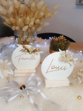 Load image into Gallery viewer, Wooden Christmas ball decoration to place, customizable with first name and dried flowers to decorate end-of-year table, fir, fireplace
