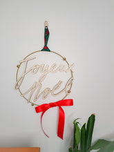 Charger l&#39;image dans la galerie, Décoration couronne Joyeux Noël à accrocher sur une porte, mur, bois et métal doré, ruban rouge et tartan écossais, boules de gui paillettes
