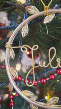 Charger et lire la vidéo dans la visionneuse de la Galerie, Décoration boule de Noël en forme de mini couronne feuilles dorées à suspendre personnalisable avec prénom table fin d&#39;année sapin cheminée
