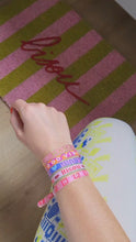 Load and play video in Gallery viewer, Bracelet message fluo réglable en tissu – Good Vibes, Amour, Mama – Style bohème été, idée cadeau femme ou ado
