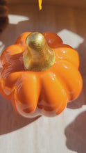 Load and play video in Gallery viewer, Broche citrouille Jack&#39;O Lantern Halloween
