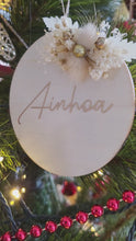 Load and play video in Gallery viewer, Wooden Christmas ball decoration to hang, customizable with first name and dried flowers to decorate end-of-year table, fir, fireplace
