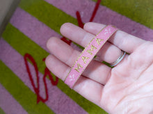 Load image into Gallery viewer, Bracelet message fluo réglable en tissu – Good Vibes, Amour, Mama – Style bohème été, idée cadeau femme ou ado
