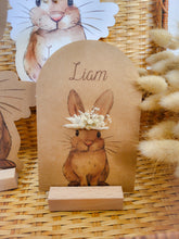 Charger l&#39;image dans la galerie, Carte lapin fleurs séchées cadeau Pâques personnalisé prénom fait-main enfant illustration naissance papeterie décoration chambre bébé
