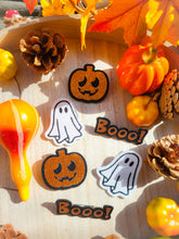 Load image into Gallery viewer, Broche Booo! Halloween à paillettes
