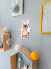 Charger l&#39;image dans la galerie, Carte lapin fleurs séchées cadeau Pâques personnalisé prénom fait-main enfant illustration naissance papeterie décoration chambre bébé
