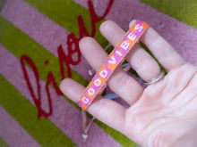 Load image into Gallery viewer, Bracelet message fluo réglable en tissu – Good Vibes, Amour, Mama – Style bohème été, idée cadeau femme ou ado
