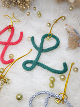Charger l&#39;image dans la galerie, 🎄 Décoration de Noël lettre tricotin personnalisée avec clochette dorée  Un ornement poétique et fait main à Guérande pour un sapin unique et chaleureux
