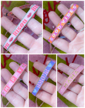 Load image into Gallery viewer, Bracelet message fluo réglable en tissu – Good Vibes, Amour, Mama – Style bohème été, idée cadeau femme ou ado
