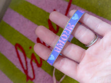 Load image into Gallery viewer, Bracelet message fluo réglable en tissu – Good Vibes, Amour, Mama – Style bohème été, idée cadeau femme ou ado
