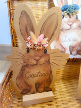 Charger l&#39;image dans la galerie, Carte lapin fleurs séchées cadeau Pâques personnalisé prénom fait-main enfant illustration naissance papeterie décoration chambre bébé
