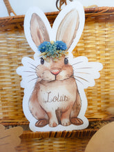 Charger l&#39;image dans la galerie, Carte lapin fleurs séchées cadeau Pâques personnalisé prénom fait-main enfant illustration naissance papeterie décoration chambre bébé
