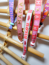 Load image into Gallery viewer, Bracelet message fluo réglable en tissu – Good Vibes, Amour, Mama – Style bohème été, idée cadeau femme ou ado
