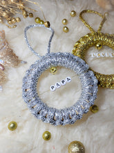 Charger l&#39;image dans la galerie, Ornement de sapin de Noël en macramé personnalisé prénom en perles lettres
