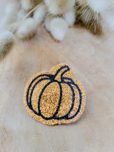 Load image into Gallery viewer, Broche citrouille d&#39;Automne
