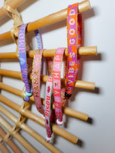 Load image into Gallery viewer, Bracelet message fluo réglable en tissu – Good Vibes, Amour, Mama – Style bohème été, idée cadeau femme ou ado
