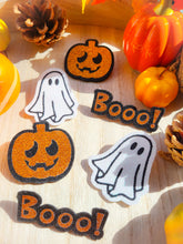 Load image into Gallery viewer, Broche Booo! Halloween à paillettes
