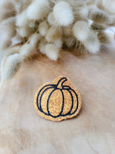 Load image into Gallery viewer, Broche citrouille d&#39;Automne
