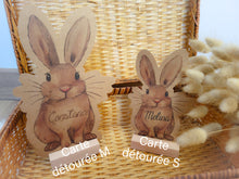 Load image into Gallery viewer, Carte lapin fleurs séchées cadeau Pâques personnalisé prénom fait-main enfant illustration naissance papeterie décoration chambre bébé
