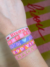 Load image into Gallery viewer, Bracelet message fluo réglable en tissu – Good Vibes, Amour, Mama – Style bohème été, idée cadeau femme ou ado
