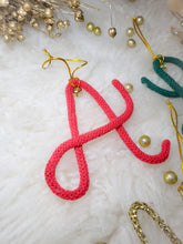 Charger l&#39;image dans la galerie, 🎄 Décoration de Noël lettre tricotin personnalisée avec clochette dorée  Un ornement poétique et fait main à Guérande pour un sapin unique et chaleureux
