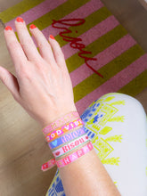 Load image into Gallery viewer, Bracelet message fluo réglable en tissu – Good Vibes, Amour, Mama – Style bohème été, idée cadeau femme ou ado
