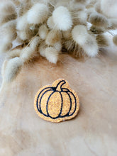 Load image into Gallery viewer, Broche citrouille d&#39;Automne
