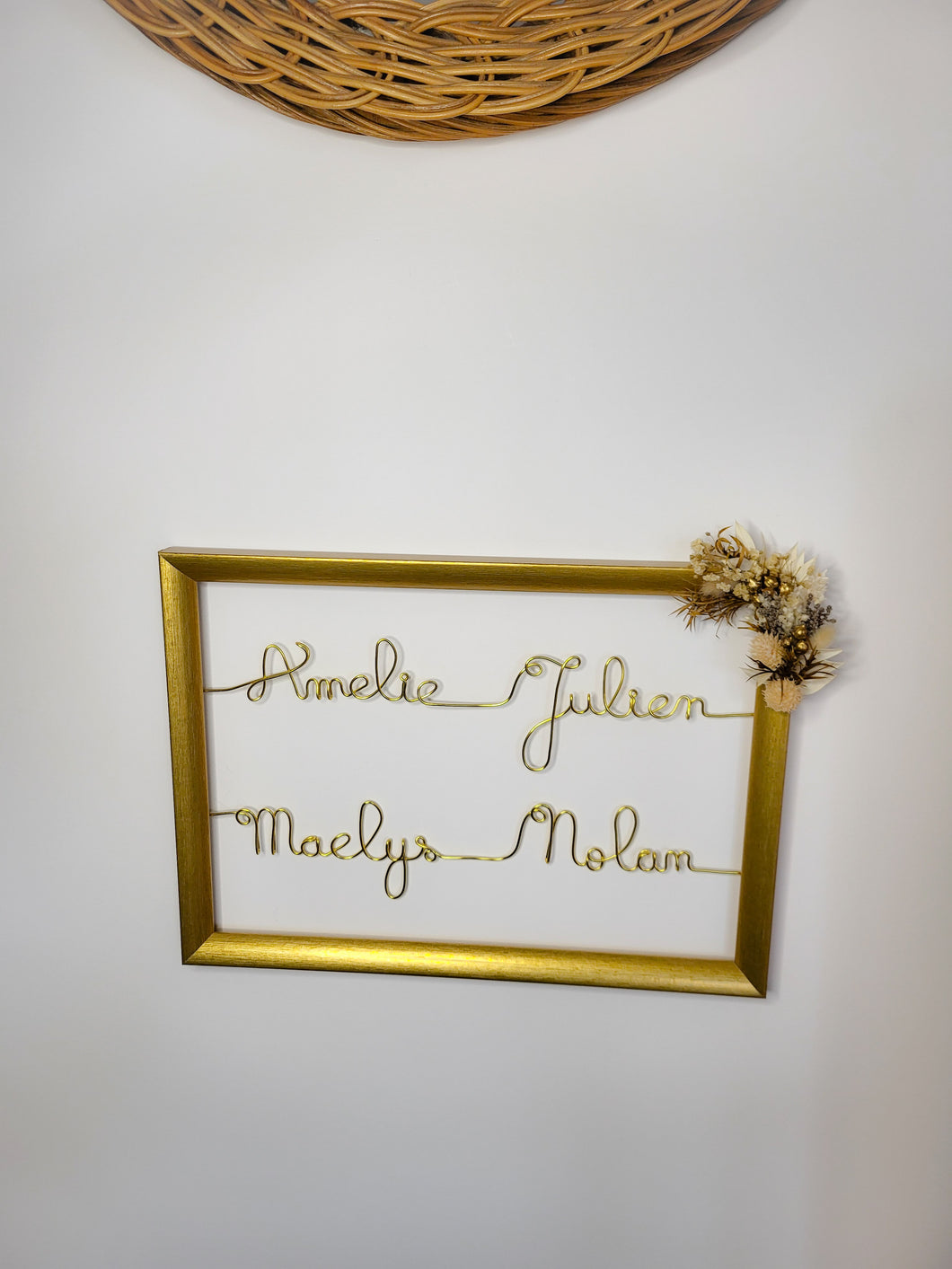 Flores secas con marco dorado personalizado