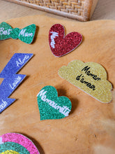 Charger l&#39;image dans la galerie, Broche coeur travers paillette personnalisable fait main cadeau témoin marraine femme fête des mères anniversaire EVJF
