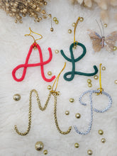Charger l&#39;image dans la galerie, 🎄 Décoration de Noël lettre tricotin personnalisée avec clochette dorée  Un ornement poétique et fait main à Guérande pour un sapin unique et chaleureux
