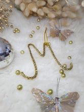 Charger l&#39;image dans la galerie, 🎄 Décoration de Noël lettre tricotin personnalisée avec clochette dorée  Un ornement poétique et fait main à Guérande pour un sapin unique et chaleureux
