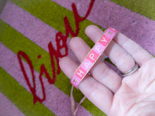 Load image into Gallery viewer, Bracelet message fluo réglable en tissu – Good Vibes, Amour, Mama – Style bohème été, idée cadeau femme ou ado
