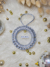 Charger l&#39;image dans la galerie, Ornement de sapin de Noël en macramé personnalisé prénom en perles lettres
