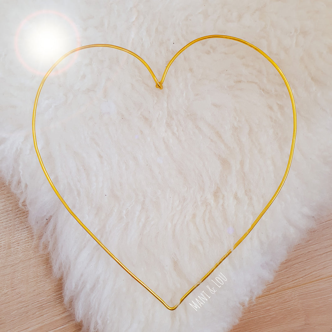 Corazón de alambre dorado