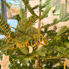 Cargar imagen en el visor de la galería, Decoración navideña personalizada en alambre dorado.
